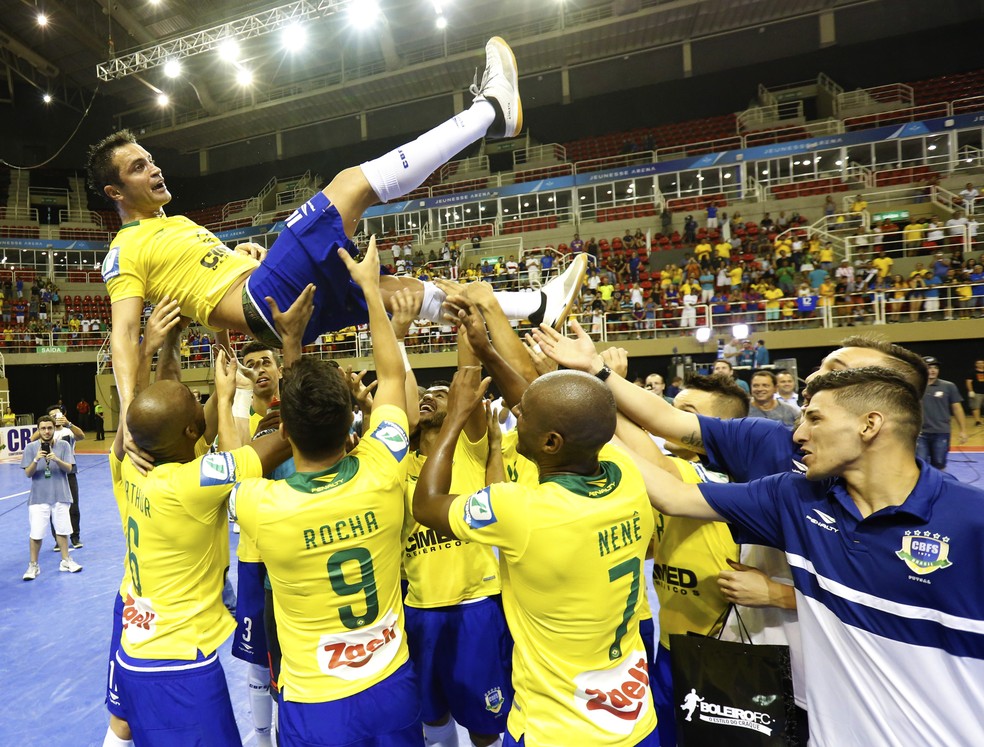 Jogadores do Brasil saúdam Falcão em quadra (Foto: NR Eventos/Divulgação)
