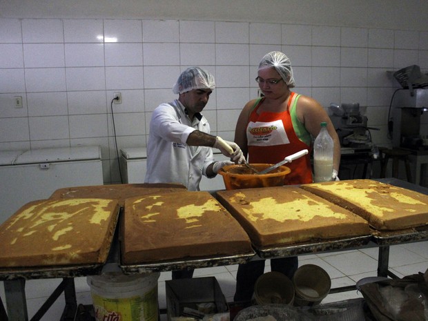 José Pereira é responsável pela equipe faz o bolo (Foto: Yara Pinho/G1)