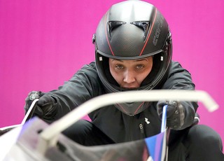 Lolo Jones treino trenó em Sochi (Foto: AP) Lolo Jones treino trenó em Sochi (Foto: AP)