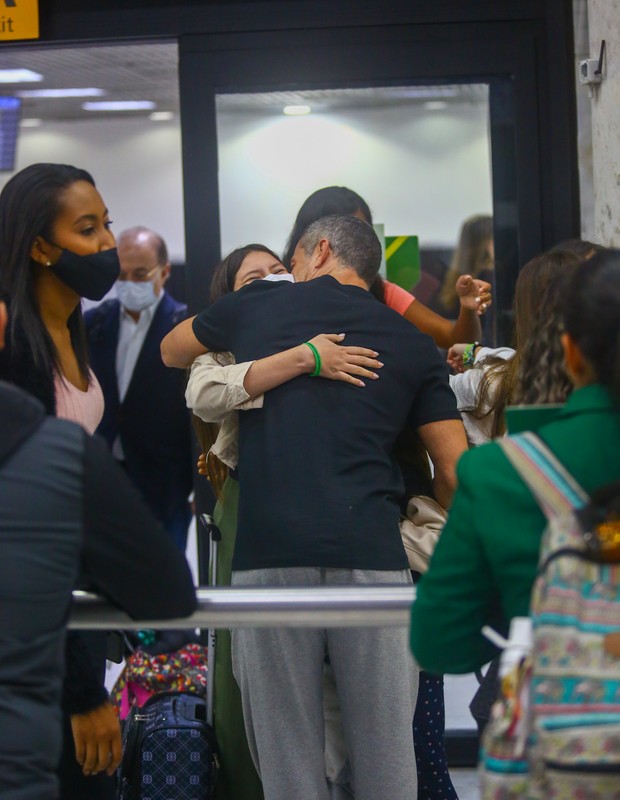 Malvino Salvador recebe a filha mais velha, Sofia, em aeroporto (Foto: Vitor Pereira/AgNews)