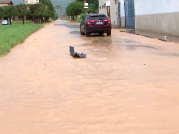 Carro perdeu parte de parachoque, após cair em buraco coberto pela água (Foto: Reprodução / TV Oeste)