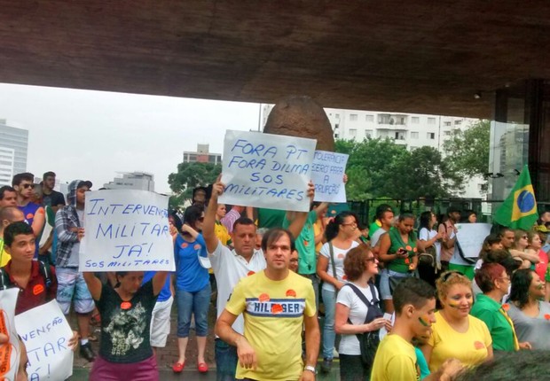 Manifestantes em São Paulo, na manhã deste domingo (Foto: Marcos Coronato/ÉPOCA)