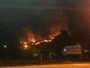 Incêndio atinge área próximo ao Fórum de Ubatuba, SP