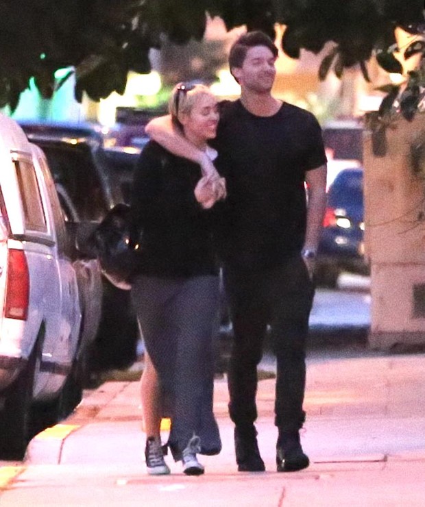 Miley Cyrus e Patrick Schwarzenegger durante passeio por Los Angeles, nos Estados Unidos (Foto: Grosby Group/ Agência)