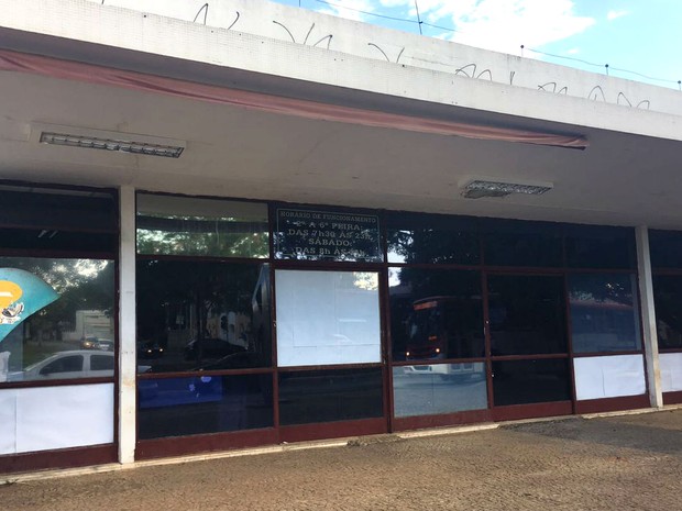 Biblioteca Demonstrativa de Brasília, na W3 sul, permanece fechada desde maio de 2014 (Foto: Luiza Garonce/G1)