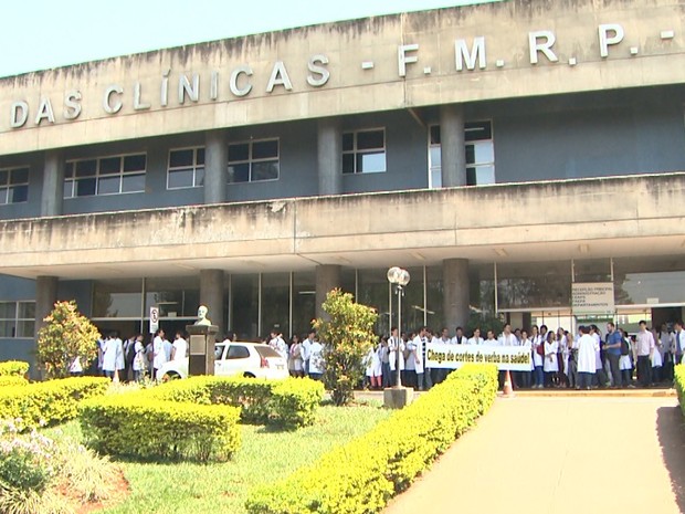 Grupo entregou panfletos a servidores e pacientes em frente ao Hospital das Clínicas (Foto: Paulo Souza/EPTV)