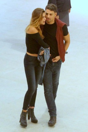 Cauã Reymond e a namorada, Mariana Goldfarb, em shopping em São Conrado, Zona Sul do Rio (Foto: Daniel Delmiro/ Ag. News)
