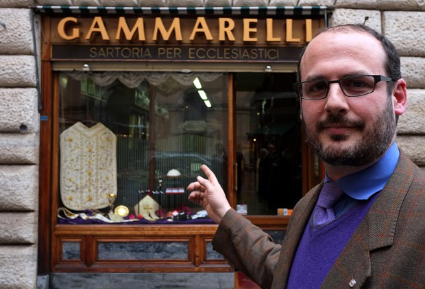 Lorenzo Gammarelli posa em frente da loja em Roma (Foto: Alberto Pizzoli/AFP)