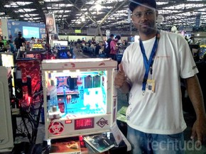 Douglas optou pela temática Resident Evil em seu casemod (Foto: TechTudo/Paulo Vasconcellos) Douglas optou pela temática Resident Evil em seu casemod (Foto: TechTudo/Paulo Vasconcellos)