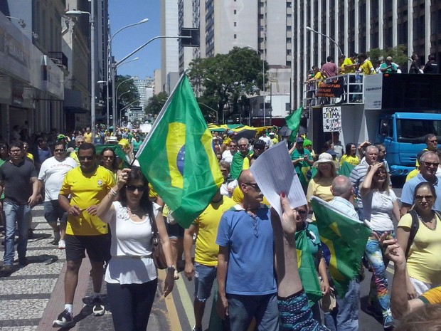 Manifestantes seguiram pela Marechal Deodoro, bloqueando todas as pistas, em direo  Boca Maldita (Foto: Edi Carlos/RPC)