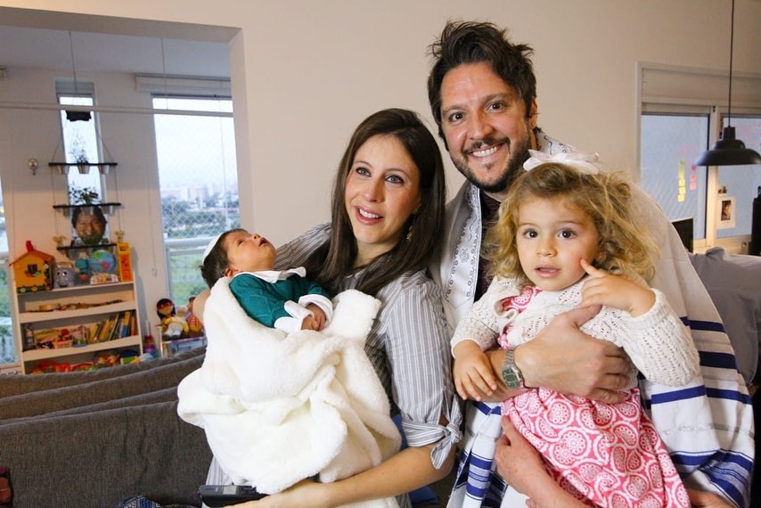 André Vasco com a mulher, Vivian, e os filhos Wolf e Maya (Foto: Reprodução/Instagram)