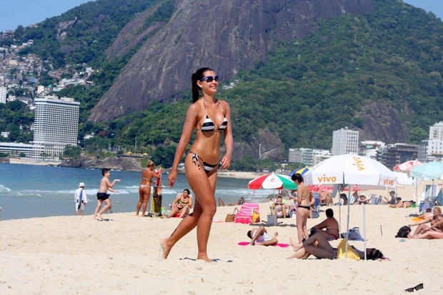 Leticia Wiermann vai à praia da Ipanema, no RJ (Foto: JC Pereira/AgNews)