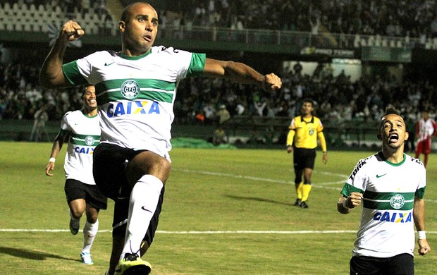 Deivid coritiba gol náutico brasileirão 2013 (Foto: Franklin de Freitas / Agência Estado)