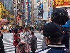 Sasha aparece posando toda produzida nas ruas do Japão