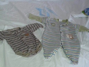 Família precisou trocar roupas compradas durante a gestação, já que não serve no bebê (Foto: Ynaiê Botelho/G1)