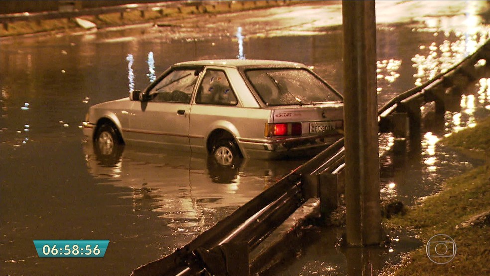 Carro fica abandonado na pista local da Marginal Tietê  (Foto: Reprodução/TV Globo)