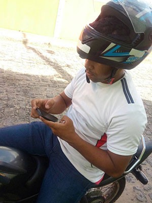Após dar número do telefone, vítima tirou foto do suspeito na motocicleta (Foto: Reprodução/Inter TV Cabugi)