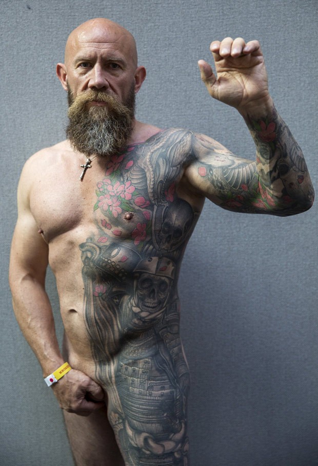 John Gunn chamou atenção por ter apenas a metade do corpo tatuado (Foto: Neil Hall/Reuters)