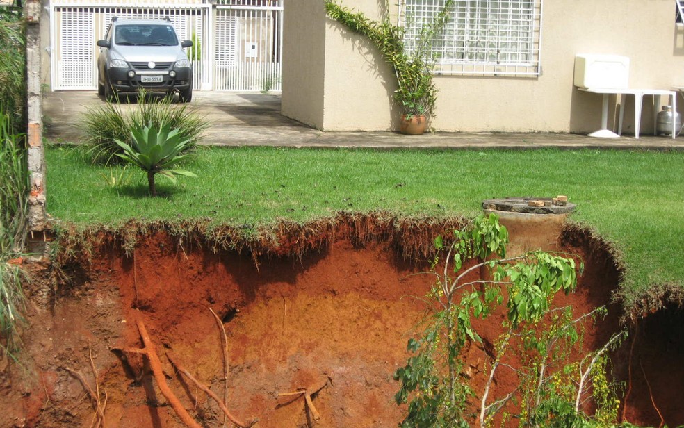 Imagem que compõe a defesa de Telma Rufino mostra casa ameaçada por erosão em Arniqueiras, em 2011 (Foto: Administração Regional de Águas Claras/Reprodução)