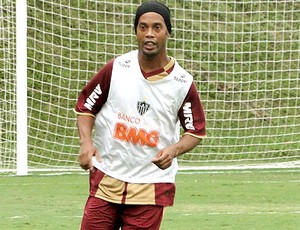 Ronaldinho Gaúcho no treino do Atlético-MG (Foto: Fernando Martins / Globoesporte.com)
