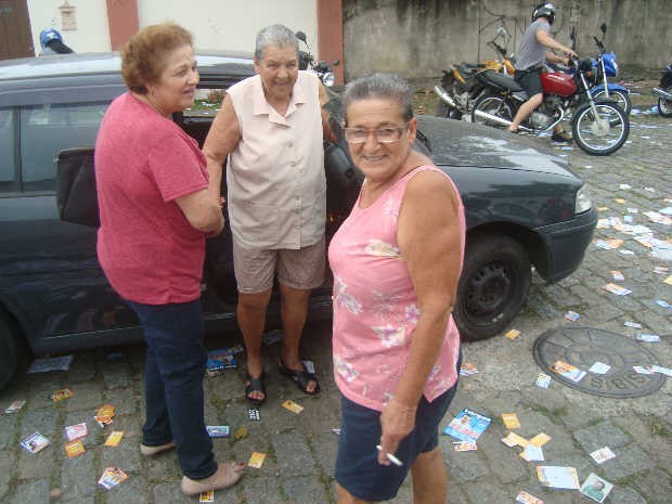 Idosa supera dificuldades para votar em Guarujá (Foto: Bruno Gutierrez / Globoesporte.com)