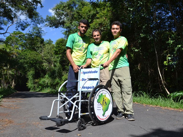 Zé do Pedal com os voluntários Adilson e Vinicíus, que vão acompanhá-lo durante a viagem como equipe de apoio (Foto: Zé do Pedal/Arquivo pessoal)