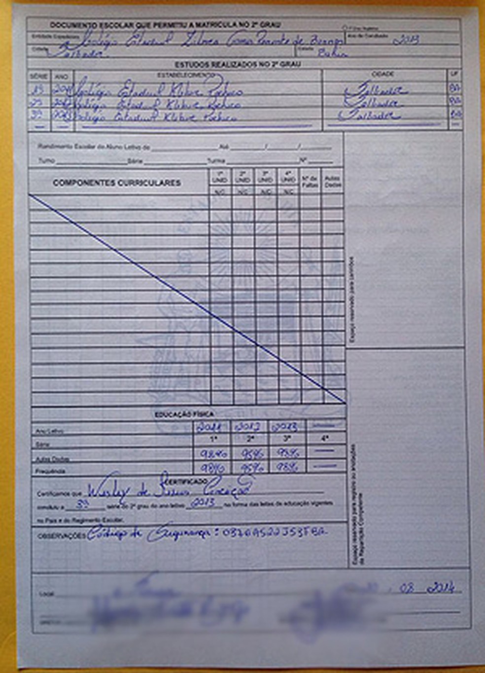 Histórico escolar enviado ao G1 por vendedor da OLX tem supostas assinaturas dos responsáveis por emitir documento nas escolas (Foto: Reprodução)