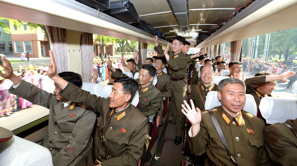 Cientistas que desenvolveram o Hwasong-12, míssil de alcance aparentemente sem precedentes, foram recebidos por populares ao chegarem a Pyongyang  (Foto: KCNA via Reuters )