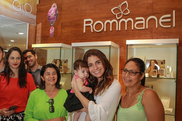 Giovanna Antonelli visita loja da Rommanel no Recife (Foto: Raphael Castello / AgNews / Divulgação)