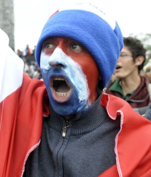 Manifestante pintado com as cores da bandeira paraguaia protesta em favor de Lugo (Foto: Norberto Duarte/AFP)