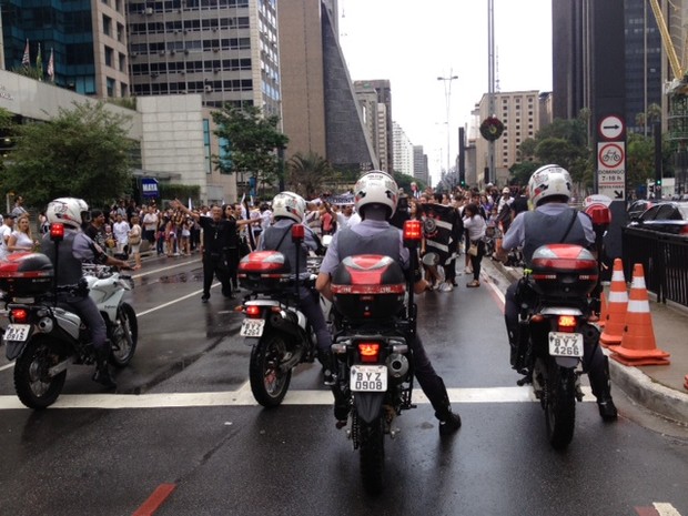 Já por volta das 16h, policiais em moto tentavam desobstruir a Avenida Paulista (Foto: Paulo Toledo Piza/G1)