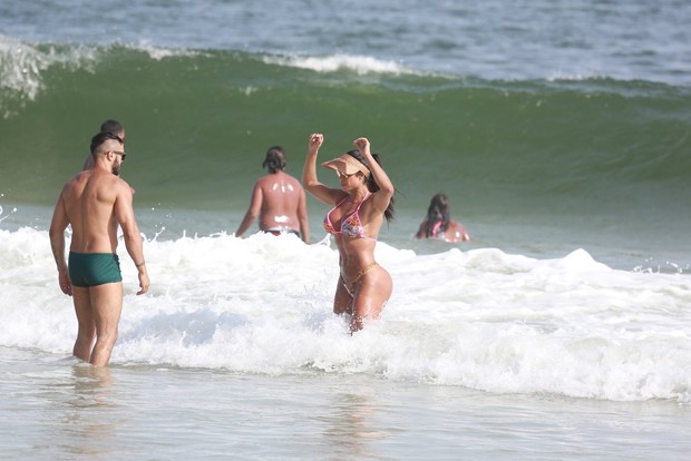 Graciane Barbosa e Belo na praia (Foto: Ag. News)