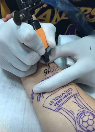 Moisés tatua taça do título brasileiro de 2016 no braço