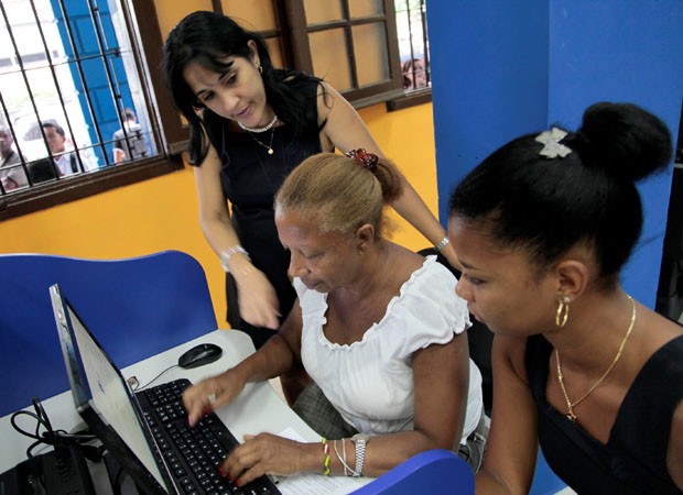 Alguns cubanos tiveram o primeiro acesso à internet nesta terça (4) (Foto: AFP)