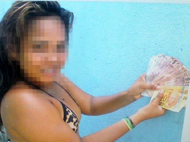 Grande quantidade de dinheiro, que segundo a Polícia é proveninente do tráfico de drogas, também aparece em fotos (Foto: Divulgação/PC) Grande quantidade de dinheiro, que segundo a Polícia é proveninente do tráfico de drogas, também aparece em fotos (Foto: Divulgação/PC)