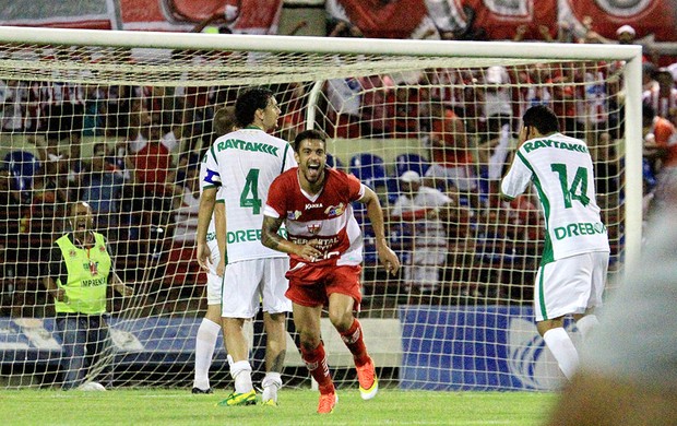 Alex William , do CRB, corre para comemorar o gol de empate  (Foto: Ailton Cruz/ Gazeta de Alagoas)