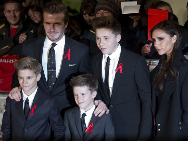 David Beckham com a mulher, Victoria Beckham e os filhos Brooklyn, Cruz e Romeo em première de filme em Londres, na Inglaterra (Foto: Neil Hall/ Reuters)