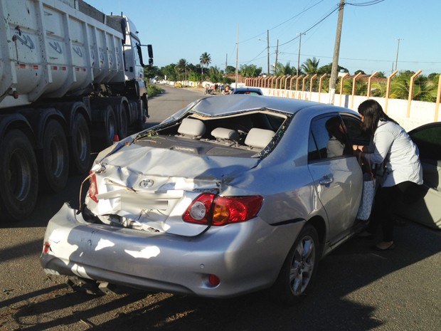 Uma saída de pista foi registrada na tarde desta segunda-feira (16) no quilômetro 37 da BR-230 na Grande João Pessoa. Segundo a assessoria da Polícia Rodoviária Federal (PRF), o carro capotou nas proximidades de Várzea Nova, no município de Santa Rita e a (Foto: Walter Paparazzo/G1)