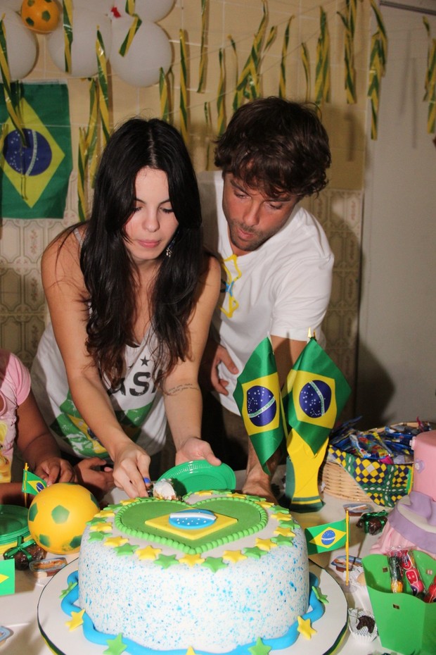 Sthefany Brito corta o bolo ao lado do irmão, Kayky Brito (Foto: Cleomir Tavares/Divulgação)