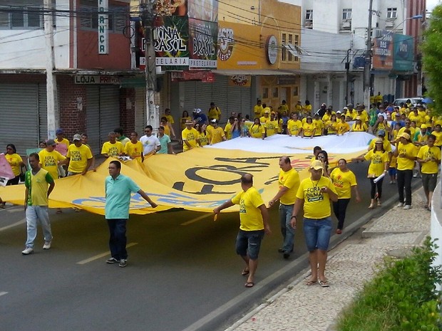 Manifestantes exibem bandeirão durante protesto em Arapiraca (Foto: Tony Medeiros/TV Gazeta)