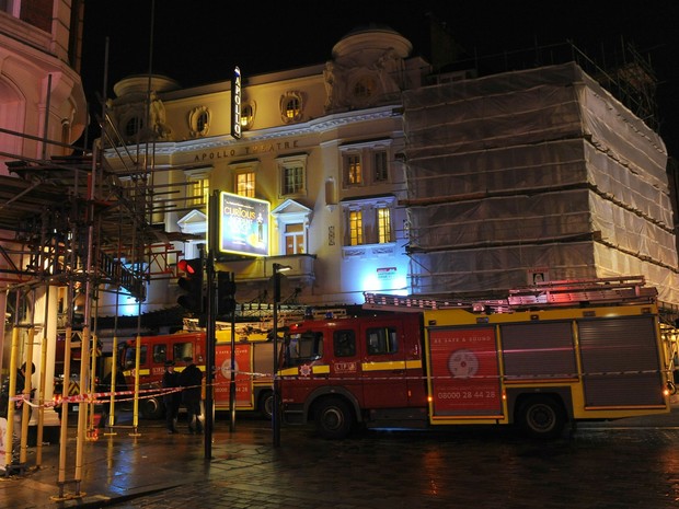 Teto de teatro desaba em Londres (Foto: AP)