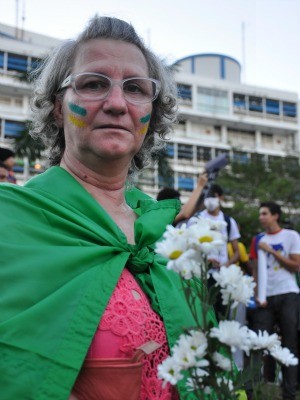 Aos 56 anos de idade, funcionária pública participou da primeira manifestação. (Foto: Renê Dióz/G1)