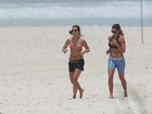 Paula Morais mostra barriguinha e disposição para correr na praia