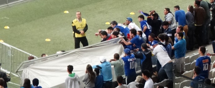 Torcida xinga na saída de Bento, e seguranças têm que fechar o toldo (Foto: Maurício Paulucci) Torcida xinga na saída de Bento, e seguranças têm que fechar o toldo (Foto: Maurício Paulucci)