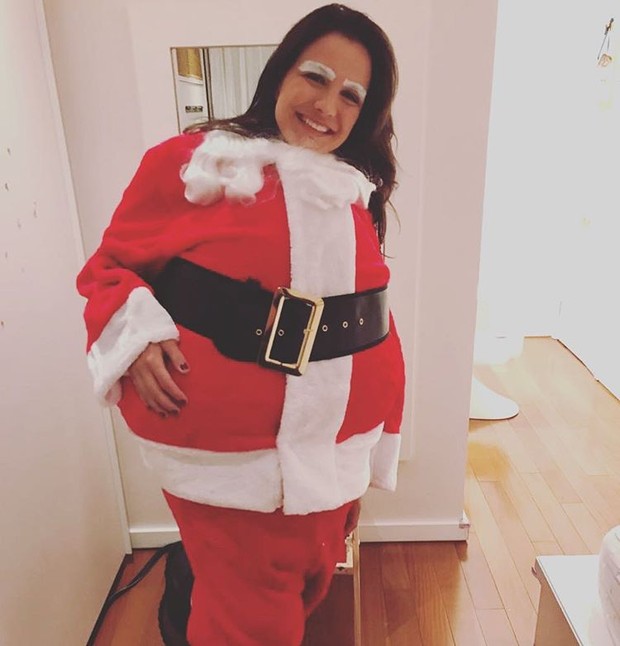 Ego Kyra Gracie Se Fantasia De Papai Noel Em Noite De Natal Com