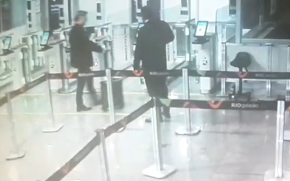 Imagem mostra Eike embarcando no Galeão (Foto: Reprodução/TV Globo)