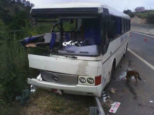Acidente com dois ônibus deixa mortos e interdita Tamoios (Foto: Peterson Grecco/TV Vanguarda)