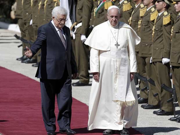 Papa Francisco e o presidente palestino Mahmoud Abbas. (Foto: Ahmad Gharabli / AFP Photo)