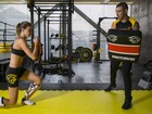 Tops como Izabel Goulart fazem treino funcional para garantir músculos