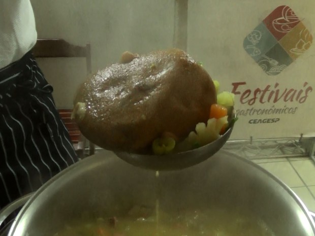 Sopa de pedra leva legumes e carnes (Foto: Paulo Toledo Piza/G1)